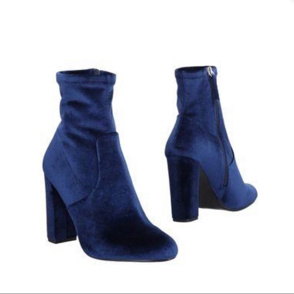 Steve Madden Shoes - Steve Madden Blue Velvet thick heel bootie Size 5.5